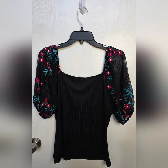 Sugarfox Black Ribbed Floral Balloon Sleeve Top - Picture 2 of 8
